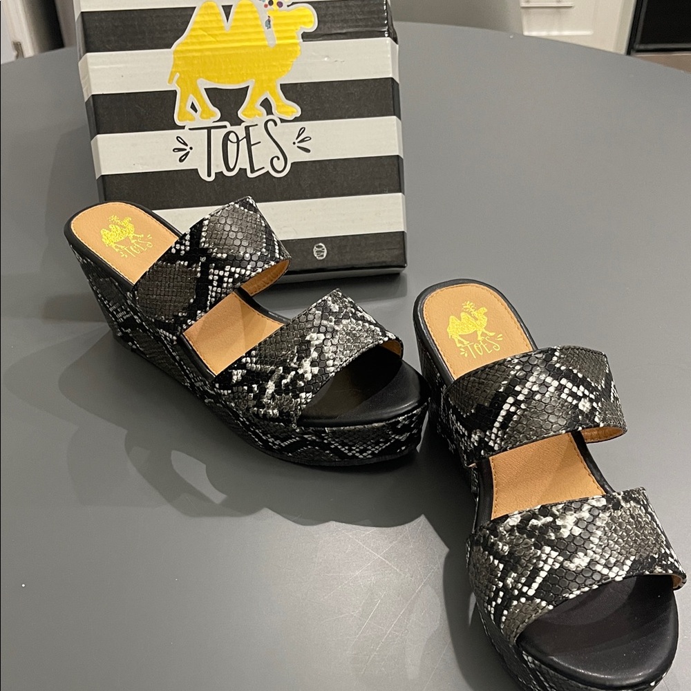 Stylish Black and Gray Snake Print Wedges